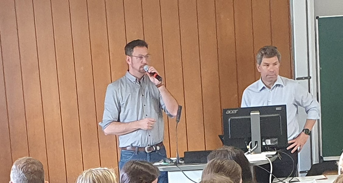 Personalrats-Vorsitzender Mathis Heinrich (links) und Unipräsident Thomas Nauss sprachen bei einer Außerordentlichen Personalversammlung über die jüngsten Kürzungspläne der hessischen Landesregierung.