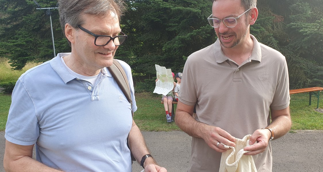 Ganz schön knifflig: Auch Uni-Kanzler Claas Cordes rätselte beim Sommerfest der Uni über die Quizfragen des Personalrats. Foto: Johannes Scholten