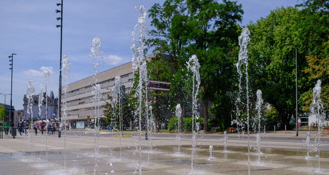 Fontänen mit Universitätsverwaltung im Hintergrund