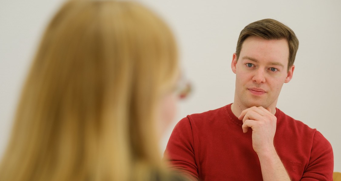 Zwei Personen im Gespräch