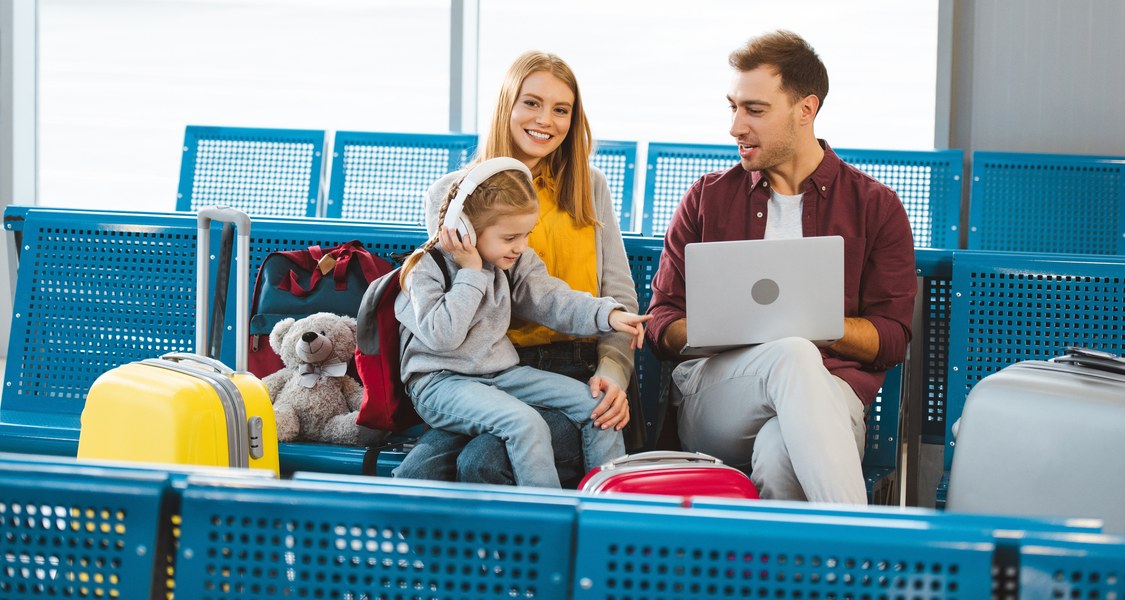 Familie am Flughafen