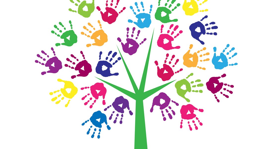 Viele Handabdrücke von Kindern bilden einen Baum.