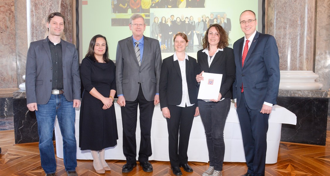 Gruppenfoto: die Delegation der Philipps-Universität präsentiert gemeinsam mit dem Hessischen Innenminister Peter Beuth und der Staatssekretärin Ayse Asar das Gütesiegel-Zertifikat.