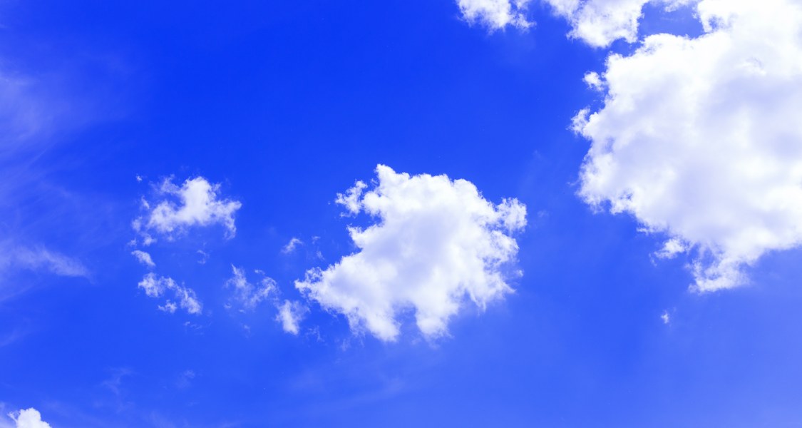 Blauer Himmel mit kleinen Wolken