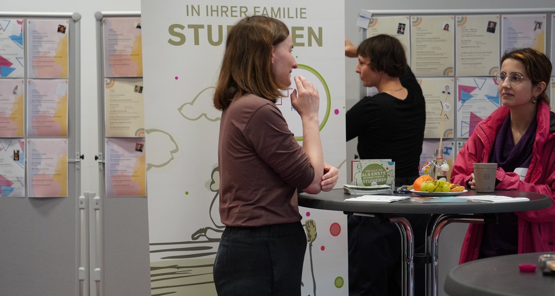Austausch beim Alumnae-Treffpunkt in der Pause.