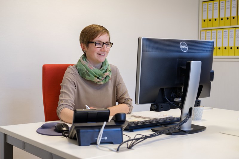 Eine Mitarbeiterin arbeitet am PC
