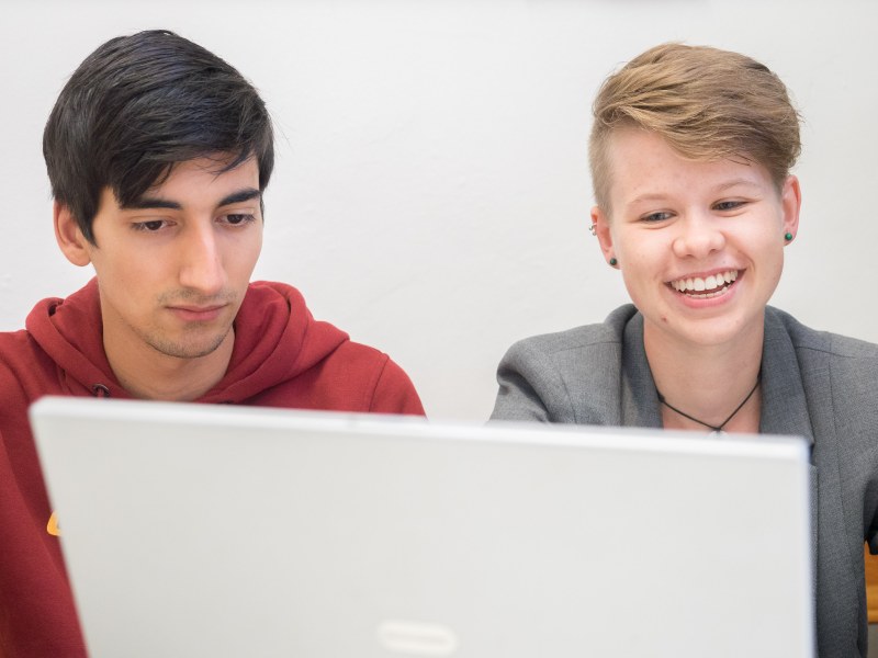 Studierende lernen am Laptop