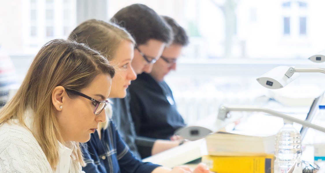 Studierende lesen in der Bibliothek