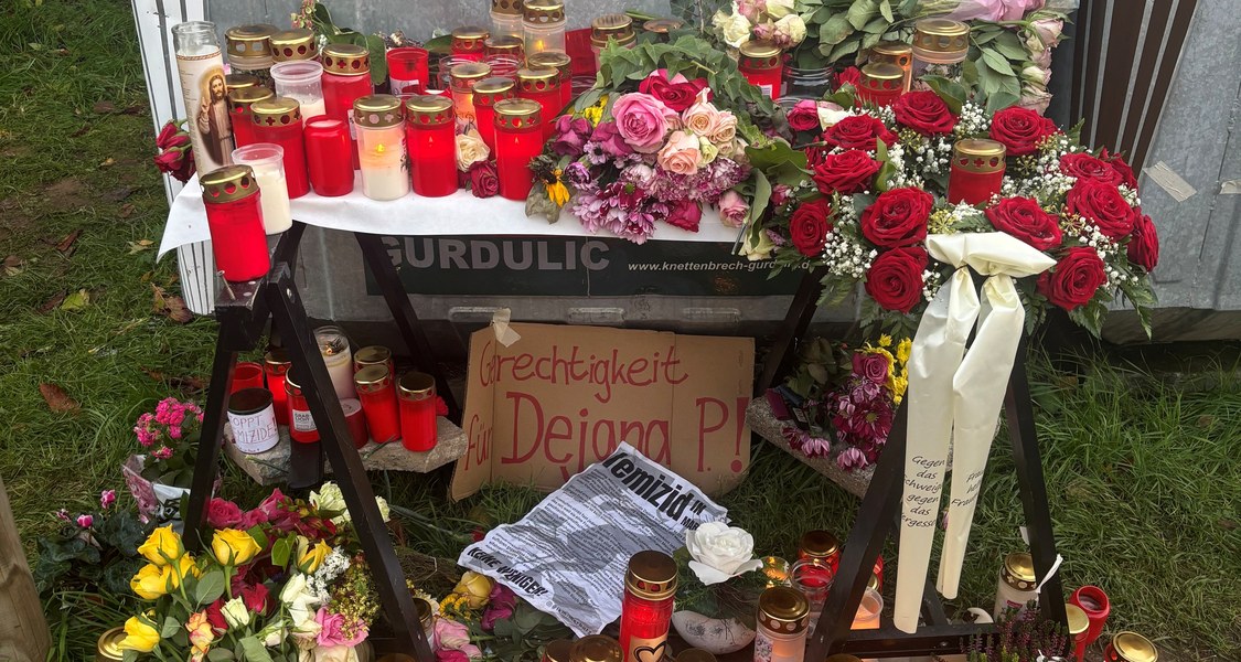 Vor einem Container sind ca. 100 Kerzen und Blumen in Gedenken an die getötete Dejana P.