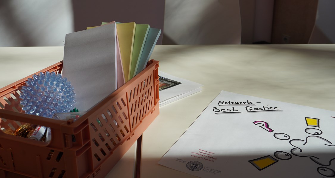 Unbeschriebenes Flipchartblatt zum Thema Best-Practice Vernetzung und Stiftebox auf Tisch