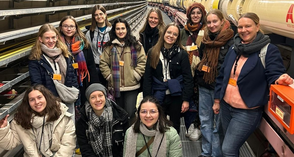 Studentinnen* am HERA-Ring im DESY