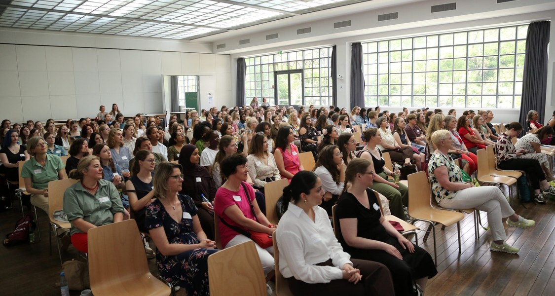 Über 300 Frauen* starten 2026 mit den Programmen von Mentoring Hessen