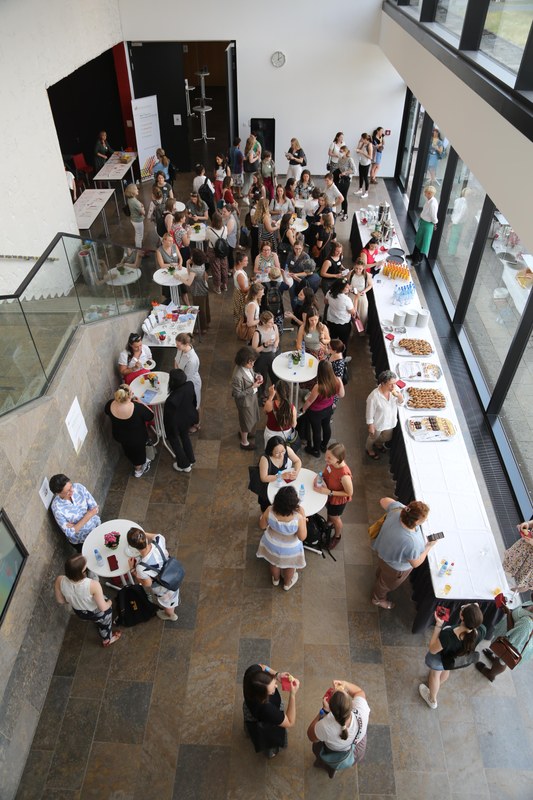 Ca. 50 Mentees und Mentorinnen vernetzen sich am Stehbuffet