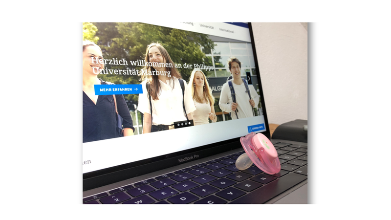Schnuller liegt auf Laptop
