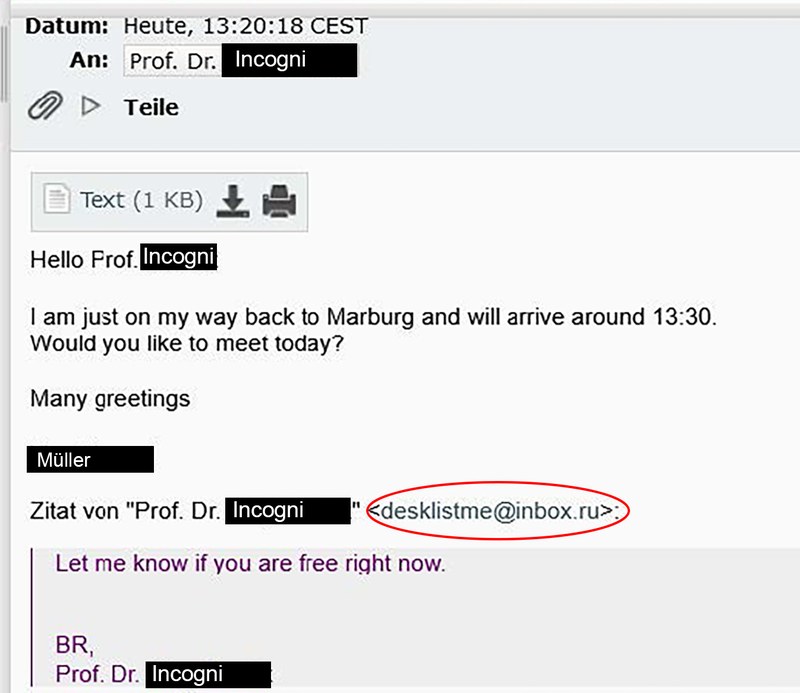 Der Screenshot zeigt die zweite E-Mail des Betrugsverlaufs. Der Student Müller antwortet auf die erste Nachricht des Betrügers, der sich als Prof. Dr. Incogni ausgibt. Im Text schreibt Müller, dass er auf dem Weg nach Marburg sei und gegen 13:30 ankommt, und fragt, ob heute ein Treffen möglich ist. Unter der Nachricht ist das Zitat aus der vorherigen E-Mail zu sehen, in der Prof. Dr. Incogni mit der Adresse desklistme@inbox.ru gefragt hatte, ob Müller gerade Zeit hat.