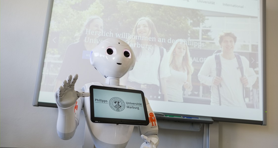 Roboter vor einem Smartboard