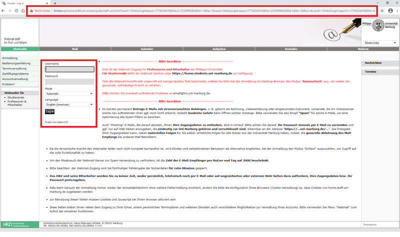 Screenshot einer gefälschten Webmail-Login-Seite für Mitarbeitende der Philipps-Universität Marburg. Im Browser ist eine lange URL mit der Domain fortress.ru zu sehen. Die Seite wird als „Nicht sicher“ angezeigt. Das Layout imitiert die echte Uni-Marburg-Webmail, inklusive Logo, Navigation und Login-Maske für Username und Passwort. In der Mitte finden sich rot hervorgehobene Hinweise, darunter Warnungen vor Betrugs-E-Mails und Hinweise, das Passwort niemals per E-Mail oder auf unsicheren Seiten preiszugeben. Es wird betont, dass das Hochschulrechenzentrum und seine Mitarbeitenden keine Passwörter abfragen. Unten stehen Kontaktdaten des HRZ und der Hinweis auf Cookie- und Javascript-Nutzung. Die Seite ist eine Fälschung, erkennbar an der abweichenden URL und dem unsicheren Verbindungsstatus.