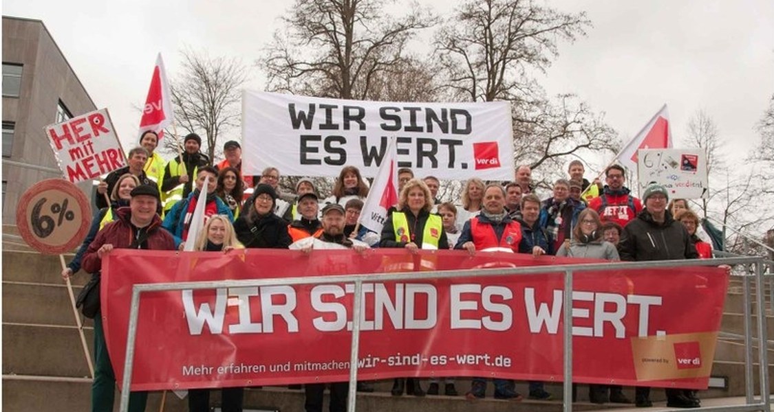 Wir sind bereit zum Arbeitskampf! Hunderte Beschäftigte der Uni Marburg gaben sich gegenseitig Streikversprechen für die Tarifrunde TV-H 2024. Das Foto stammt von einer Kundgebung aus den Vorjahren.