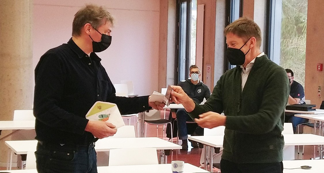 Der langjährige Gewerkschaftssekretär Peter Wadakur verabschiedete sich und nahm den Dank der Betriebsgruppe entgegen.