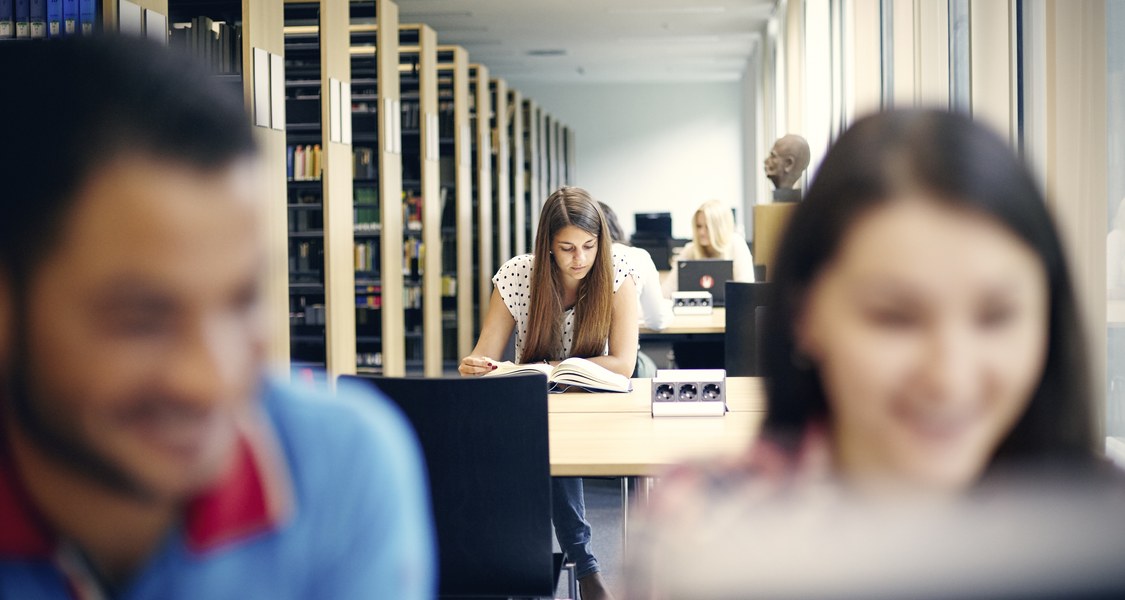 Studierende lernen in der Bibliothek