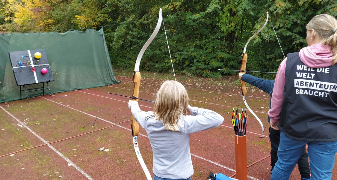 Bogenschießen während der Ferienbetreuung