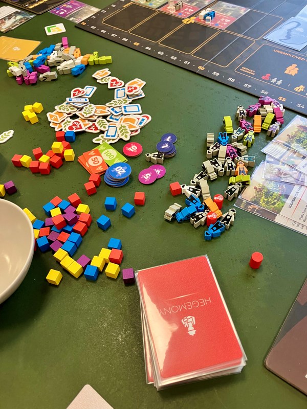 Detailaufnahme Tisch mit Brettspiel