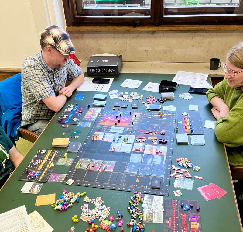 Aufnahme eines Tischs mit Brettspiel bei der Game Night im Creative Space