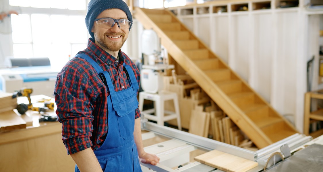 Das Bild zeigt eine Person bei der Arbeit in einem Makerspace.