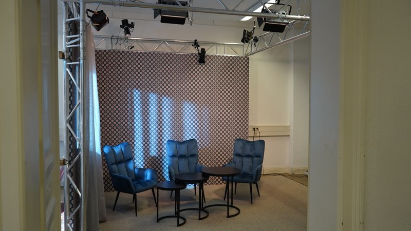 Blick in den Film Space mit drei Sesseln