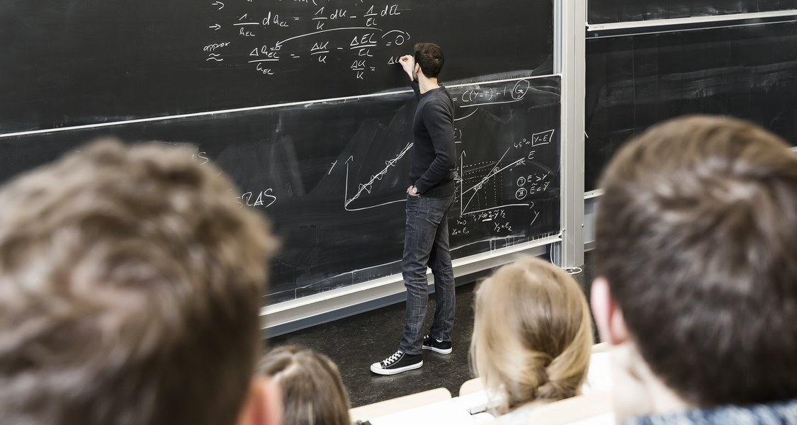 Illustration zum Thema Lehre mit Dozenten an Tafel und Studierenden, die auf Tafel schauen.