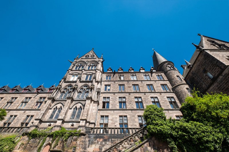 Fassade der Alten Uni von schräg unten