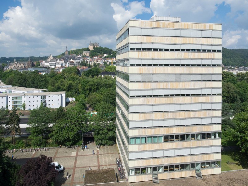 Turm der Geisteswissenschaften und Marburger Oberstadt im Hintergrund