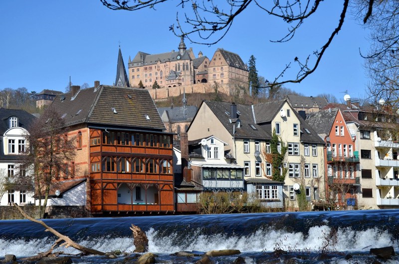 Lahn mit Wehr, im Hintergrund das Landgrafenschloss