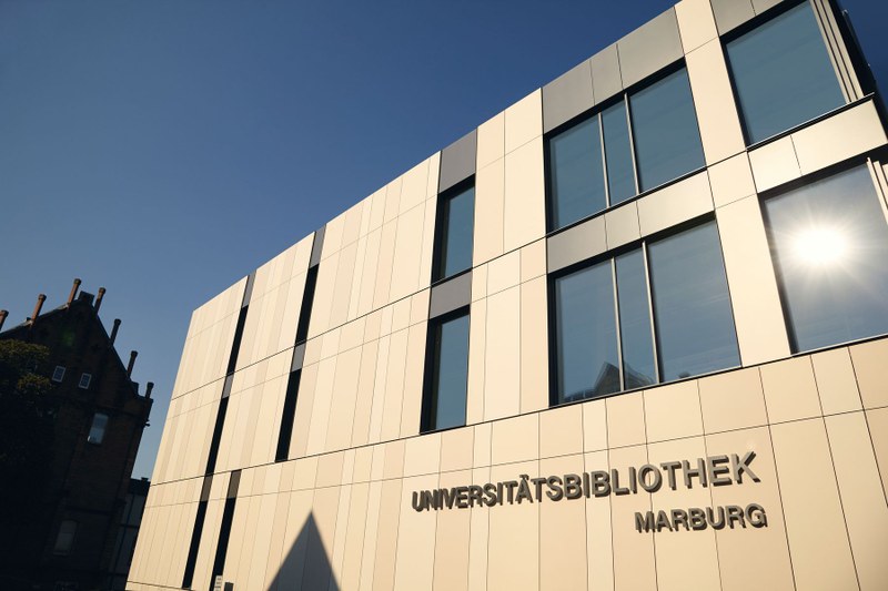 Außenansicht der neuen Universitätsbibliothek mit Schriftzug