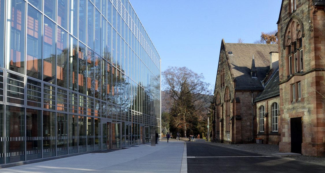 Links die Glasfassade der neuen Universitätsbibliothek und rechts der historische Schäferbau.