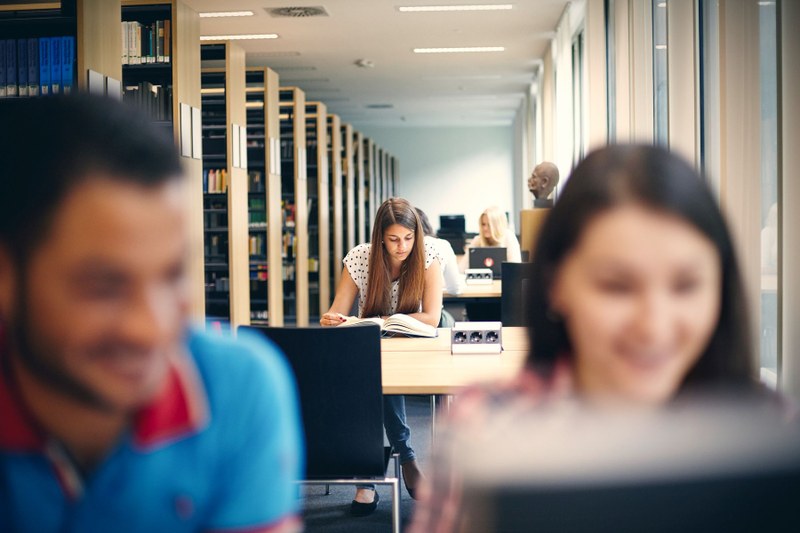 Studierende lesen in einer Bibliothek