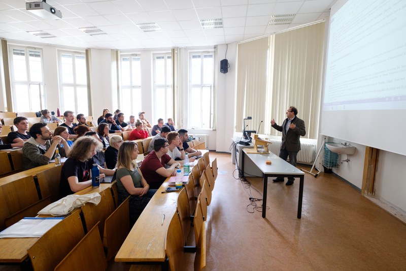 Dozent und Studierende im Hörsaal