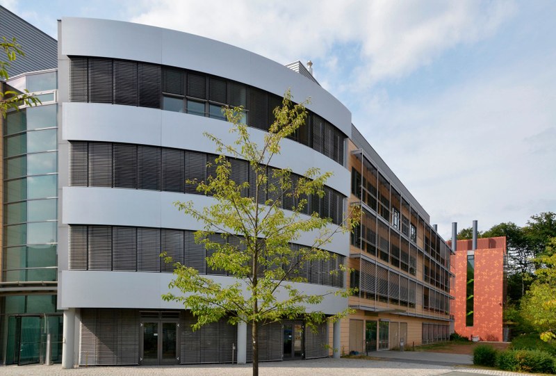 Blick entlang der Fassade des Biomedizinischen Forschungsinstituts auf das BSL-4-Labor