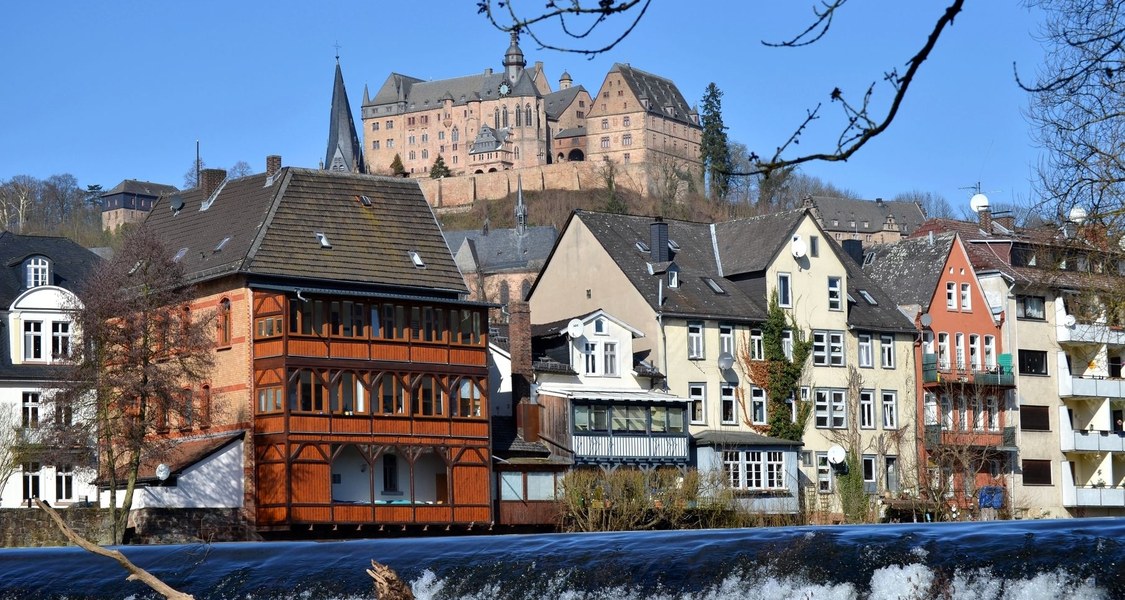 Lahn mit Wehr, im Hintergrund das Landgrafenschloss