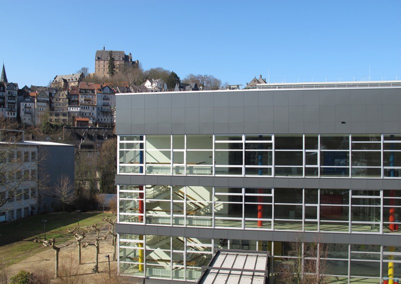 Das Hörsaalgebäude im Vordergrund, das Schloss im Hintergrund