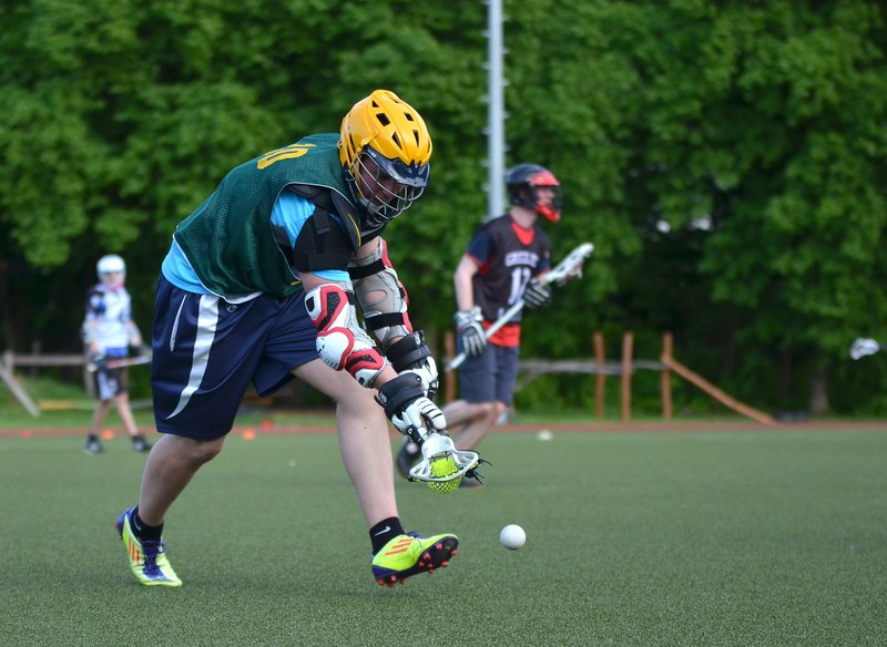 Studierende spielen Lacrosse