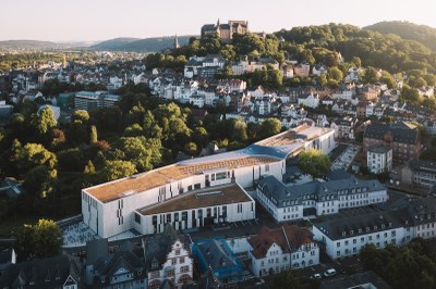 Blick über die neue Universitätsbibliothek auf die Marburger Altstadt und das Schloss