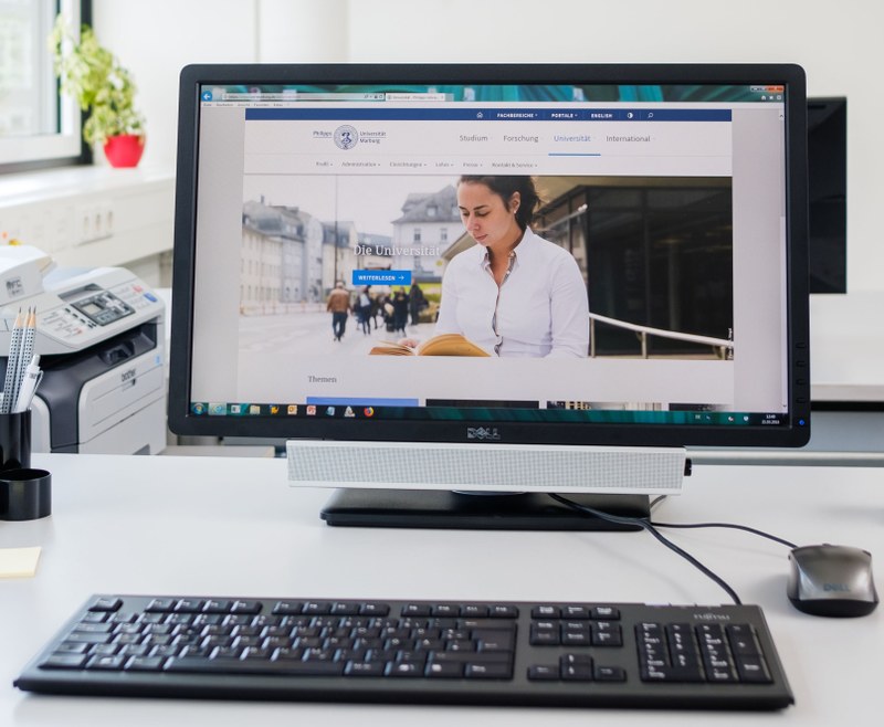 Computerbildschirm mit dem geöffneten Web-Auftritt der Philipps-Universität