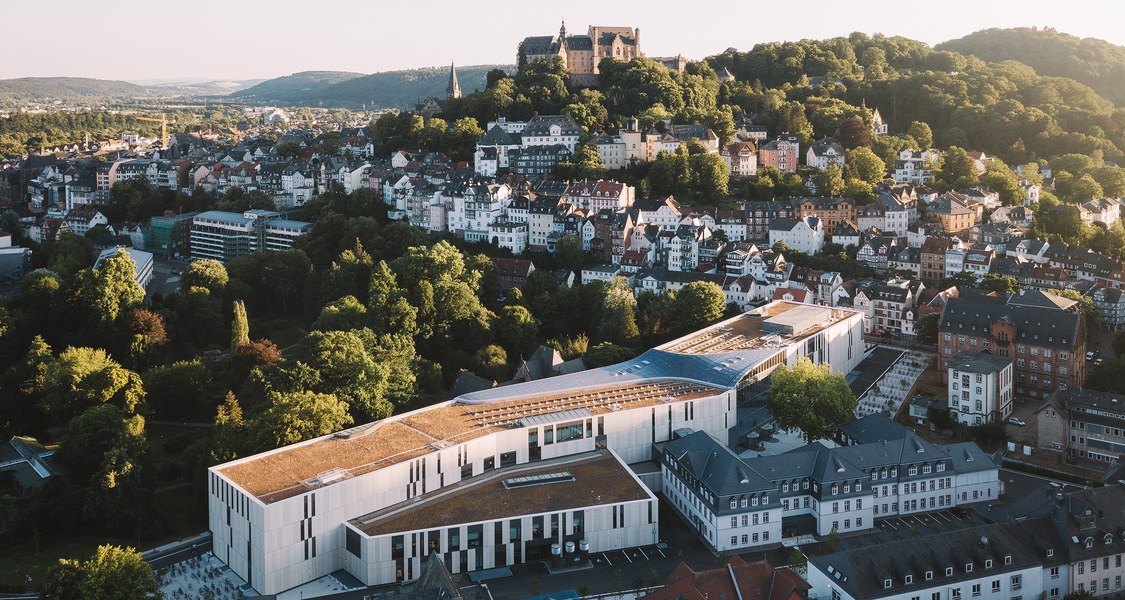 Blick auf die Marburger Altstadt, mit Universitätsbibliothek und Schloss