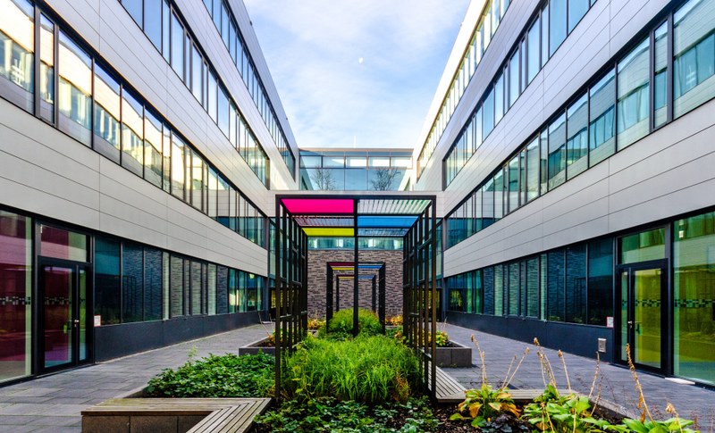 Zentrum für Synthetische Mikrobiologie, ZSM II, Glasfassade und Innenhof mit Begrünung