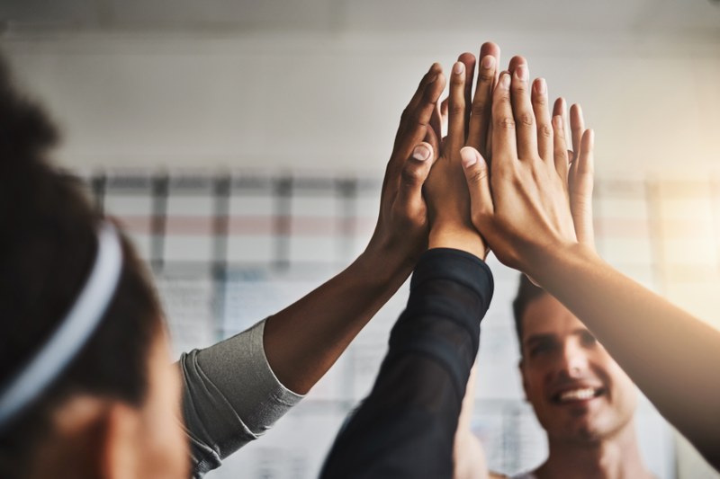 High Five von mehreren Personen