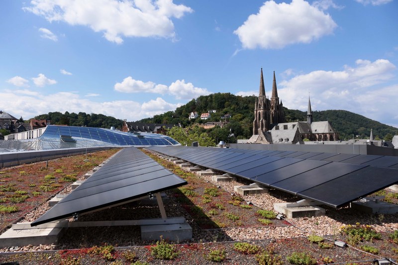 Eine PV-Anlage mit 75 kWp Leistung auf dem Dach der neuen Universitätsbibliothek