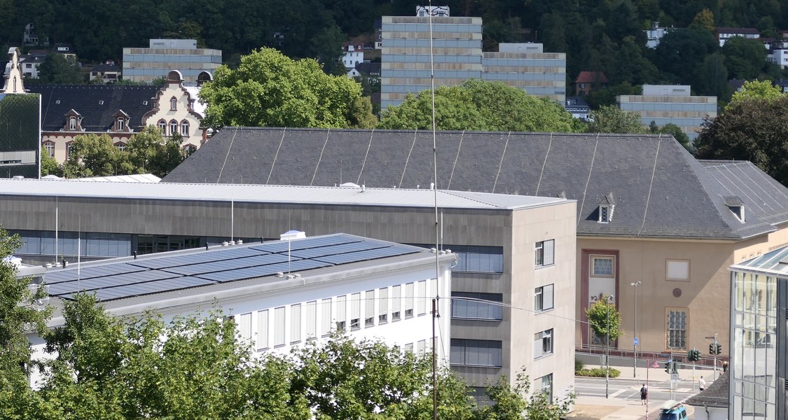 Blick auf die PV-Anlage  auf dem Dach der Biegenstraße 12
