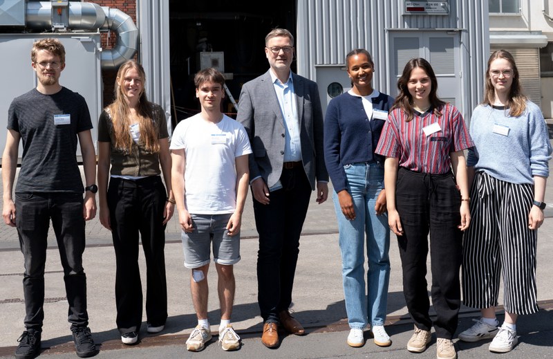 Sechs Deutschlandstipendiat:innen zusammen mit Dr. Jan Marien bei der Isabellenhütte Heusler GmbH & Co. KG