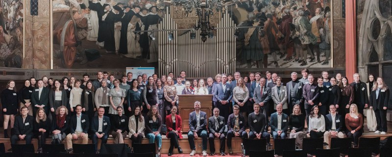 Gruppebild mit Studierenden Studierende und Fördernde vernetzten sich bei der Verleihung der Stipendien in der Alten Aula der Universität.